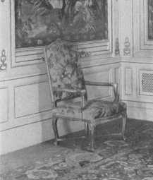 Rare Louis XIV chair, showing the characteristic
underbracing